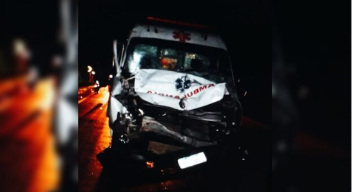 Imagem de compartilhamento para o artigo Ambulância de Coxim bate em caminhão e deixa duas pessoas feridas na BR-163 da MS Todo dia